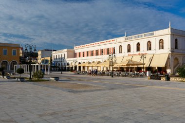 Lefkada şehrinin ana meydanındaki kafe ve restoranlar.