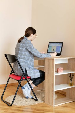 Evde dizüstü bilgisayarla çalışan iş kadını, serbest çalışma kavramı