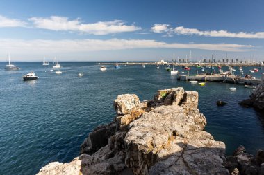 Lizbon, Portekiz yakınlarındaki Cascais 'deki okyanus kayalıklarının güzel manzarası.