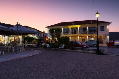 Yunanistan 'ın Ithaca adasındaki Vathy köyünün ana meydanı