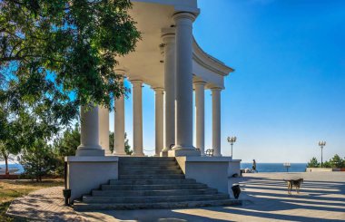 Chernomorsk, Ukrayna 08.22.2020. Çernomorsk şehrinde güneşli bir yaz sabahı Colonnade ve Obelisk of Glory
