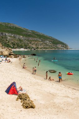 Güneşli bir günde Setubal, Lizbon, Portekiz yakınlarında turistlerle sahile güzel bir manzara.