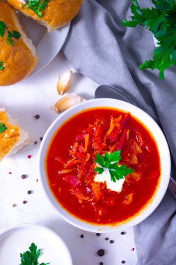 domates çorbası ekşi krema ve maydanoz ile