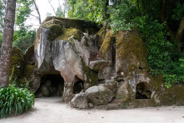 Portekiz, Lizbon yakınlarındaki Quinta da Regaleira, Sintra 'daki mağara manzarası