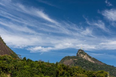 Güzel manzara kurtarıcı İsa 'nın dağın tepesindeki heykeli mavi gökyüzü ve beyaz bulutlar, Rio de Janeiro, Brezilya
