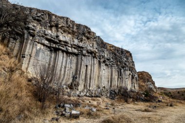 Bulutlu havada taş ocağı