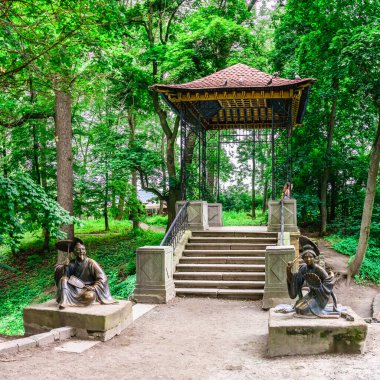 Bila Tserkva, Ukrayna 06.20.2020. Ukrayna 'nın en güzel ve ünlü ağaç kesimlerinden biri olan İskenderiye parkındaki Çin köprüsü, bulutlu bir yaz gününde..