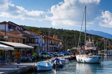 Yunanistan 'ın Meganisi adasındaki Vathy limanının manzarası.