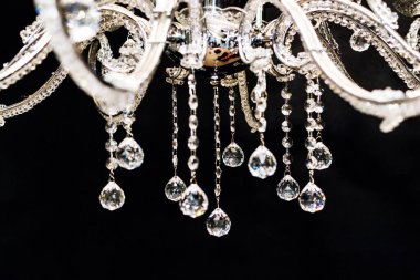 Koyu arkaplanda klasik tasarım avizesinin resmi