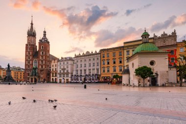 Krakow, Polonya - 23 Ağustos 2018: St. Wojciech Kilisesi ve Krakow, Polonya 'nın ana meydanındaki St. Mary Bazilikası