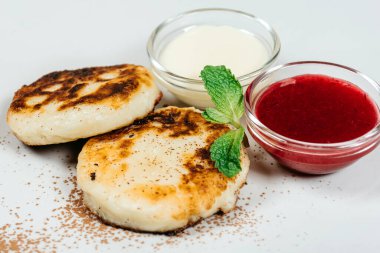 Reçelli ve konsantre sütlü Rus gözlemeleri.