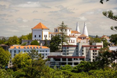 Lizbon, Portekiz yakınlarındaki Sintra şehir merkezindeki tarihi binaların güzel manzarası