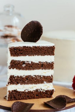 Bir parça çikolatalı pasta, beyaz kremalı ve bir parça çikolatalı