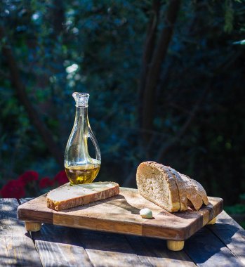 Ekmek parçaları, bir şişe yağ ve sarımsak içeren gıda konsepti