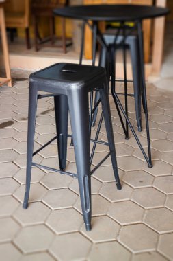 Basit mobilyalarla, stok fotoğraflarla dekore edilmiş minimal kafe dış dekorasyonu.