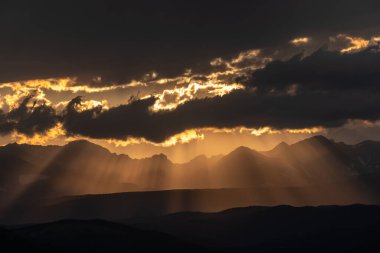 Doğanın arka planında, dağların üzerinde güzel bir gün batımı