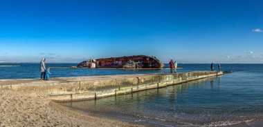 Odessa, Ukrayna 12.04.2019. Güneşli bir kış gününde Odessa açıklarında küçük bir tanker enkazı 'DELFI'