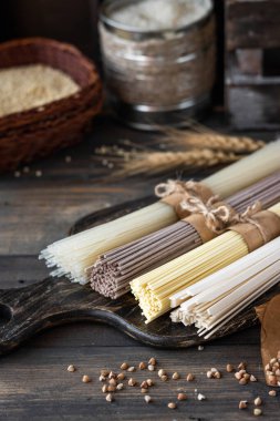 Çeşitli glütensiz karabuğday, yumurta ve pirinç eriştesi..