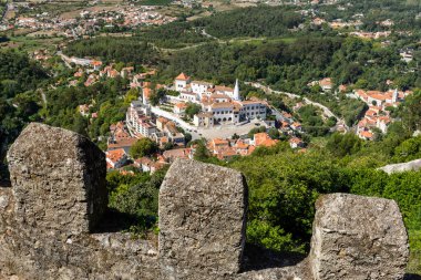 Lizbon, Portekiz yakınlarındaki Sintra 'daki eski fundalık kale ve kulelere güzel bir manzara