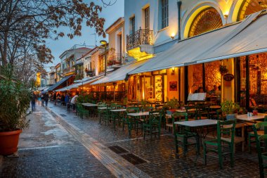 Lefkada şehrinin ana meydanındaki kafe ve restoranlar.