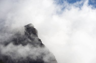 İspanya 'da Ordesa ve Monte Perdido Ulusal Parkı, Pireneler ve Aragon' daki sisin içinden zirveye ulaşacağız..