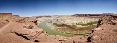 Çöldeki nehrin güzel manzarası