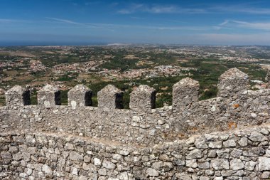 Lizbon, Portekiz yakınlarındaki Sintra 'daki eski fundalık kale ve kulelere güzel bir manzara
