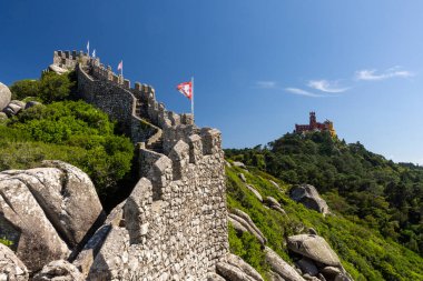 Lizbon, Portekiz yakınlarındaki Sintra 'daki eski fundalık kale ve kulelere güzel bir manzara
