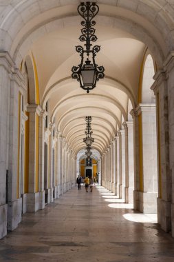 Comercio halk meydanındaki tarihi şehir inşa kemerlerine güzel bir manzara, merkez Lizbon, Portekiz