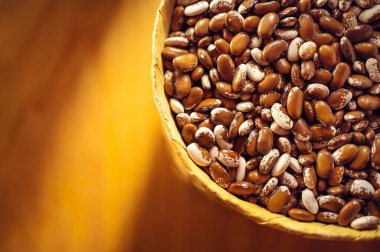 Hasır sepette egzotik renkli Meksika fasulyesi.