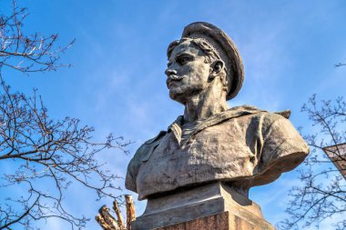 Odessa, Ukrayna 03.11.2020. Güneşli bir bahar gününde Ukrayna 'nın Odessa kentindeki ticari deniz limanı yakınlarındaki Gümrük Meydanı' nda Vakulenchuk anıtı