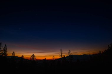 Gökyüzünde yıldızlarla gün batımı ve Lysa Hora Çek Cumhuriyeti 'nin yavaş yavaş Samanyolu manzarası.