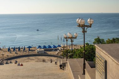 Chernomorsk, Ukrayna 08.22.2020. Deniz Merdivenleri, güneşli bir yaz sabahında, deniz kenarındaki parktan halk plajına kadar...