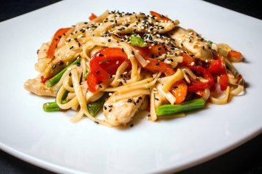 Beyaz tabakta nefis Japon erişteleri.