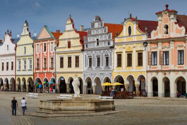 prag, Czech Cumhuriyeti - 2 Mayıs 2018: Krakow 'daki büyük meydanın güzel mimarisi