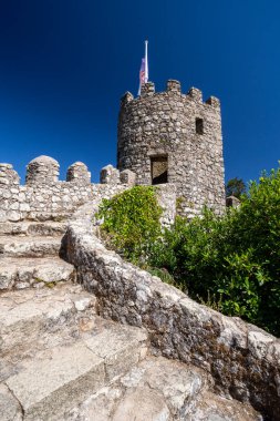 Lizbon, Portekiz yakınlarındaki Sintra 'daki eski fundalık kale ve kulelere güzel bir manzara