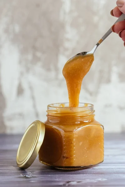 Hausgemachtes Karamell Glas Mit Einem Löffel — Stockfoto