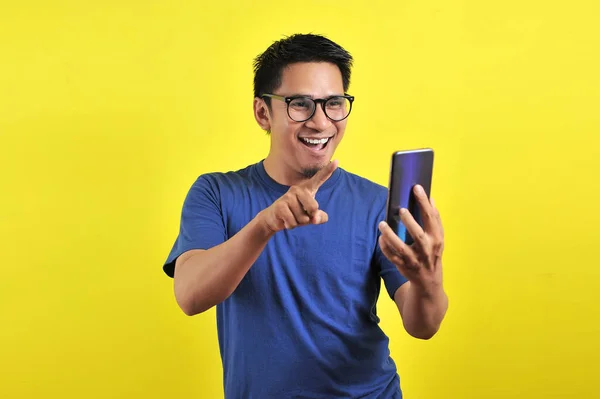 Geschokt Gezicht Van Aziatische Man Blauw Shirt Zoek Naar Telefoon — Stockfoto