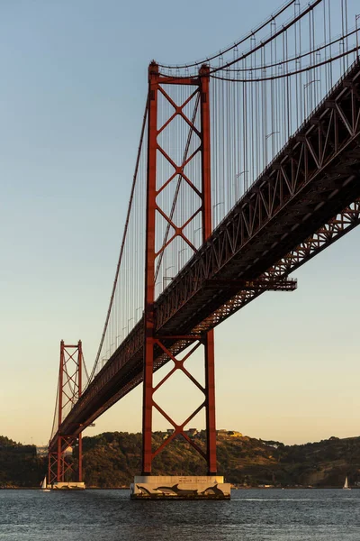 Prachtig Uitzicht Abril Brug Tejo Rivier Bij Zonsondergang Centraal Lissabon — Stockfoto