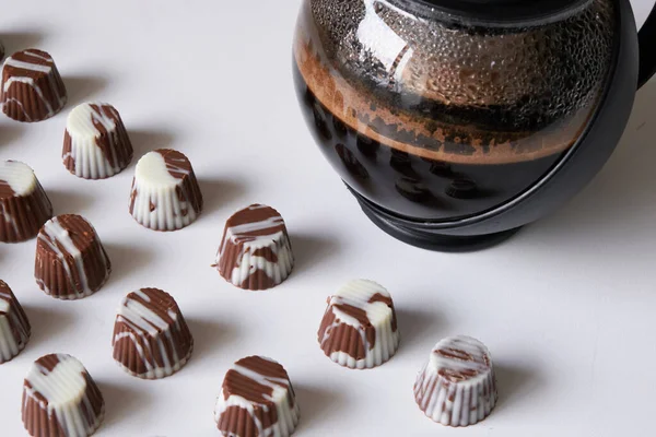 Bomben Eller Bett Vit Choklad Mjölkchoklad Och Mörk Choklad Fyllda — Stockfoto