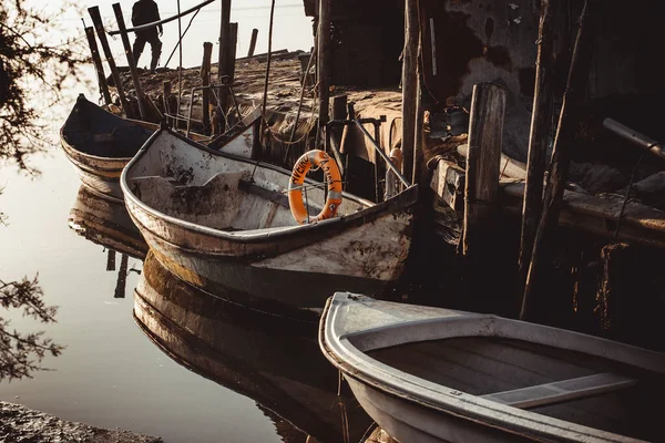 海里的旧渔船 — 图库照片