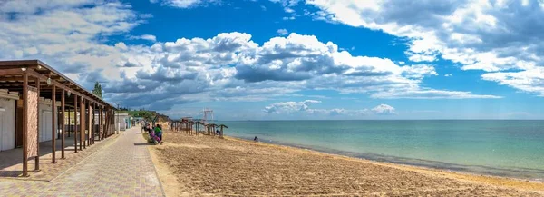 Yuzhne Ukraine 2020 乌克兰尤兹涅市的公共海滩 春日阳光灿烂的全景 — 图库照片