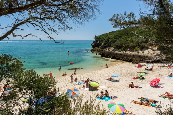 Prachtig Uitzicht Strand Met Toeristen Parasols Een Zonnige Dag Vlakbij — Stockfoto