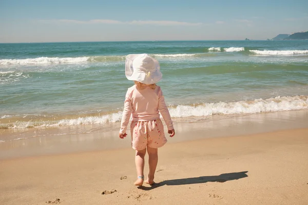 Дівчинка Малюк Роздивляється Океан Пляжі Південній Кореї — стокове фото