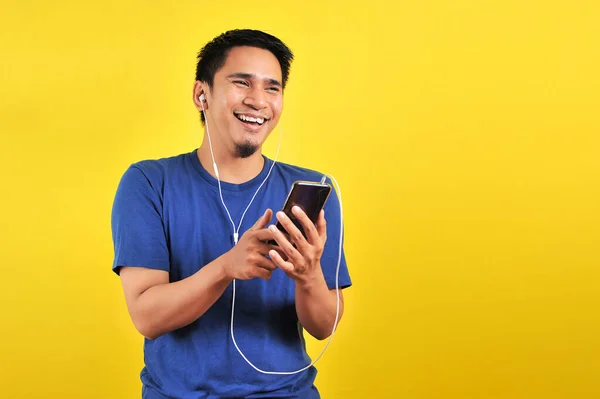 Portret Van Opgewonden Aziatische Man Lachen Gelukkig Luisteren Naar Muziek — Stockfoto