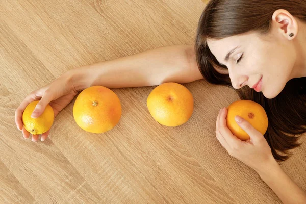 Vegetarier Hält Liebevoll Zitronen Orangen Und Grapefruits Der Hand — Stockfoto