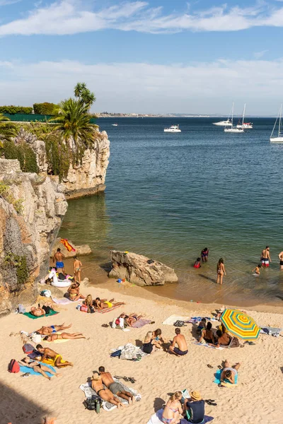 Strand Vol Lokale Bevolking Toeristen Tijdens Een Zonnig Zomerweekend Cascais — Stockfoto