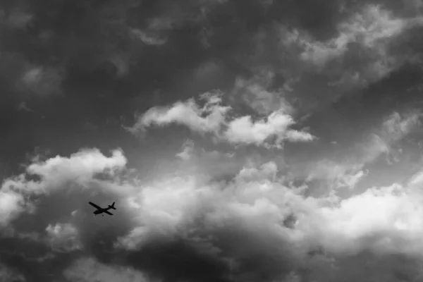 Драматичне Небо Хмарами Літаком — стокове фото