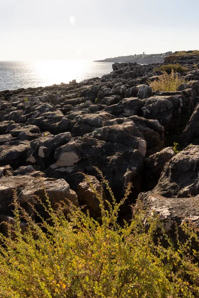 ポルトガルリスボン近くのカスカイスの海の岩の崖への美しい景色 — ストック写真