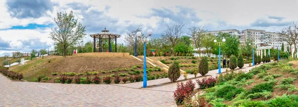 Yuzhne, Ukrayna 05.23.2020. Ukrayna 'nın Yuzhne şehrindeki sahil parkı. Güneşli bir bahar gününde panoramik manzara